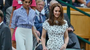 Меган Маркл запретили смотреть под ноги при спуске с лестницы