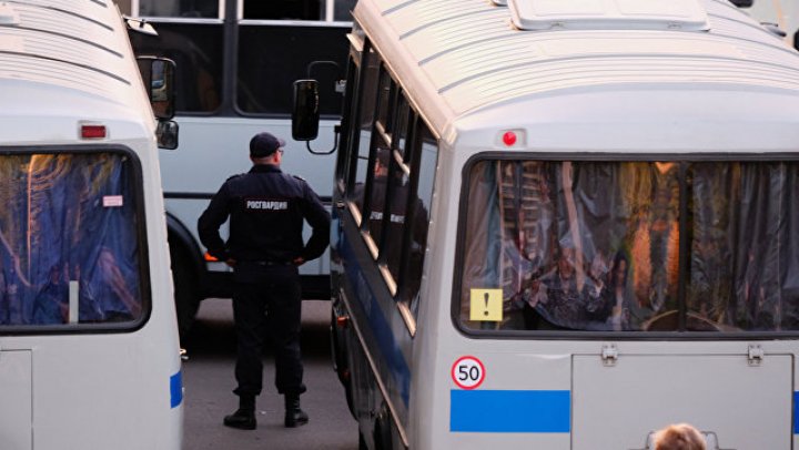 В Оренбурге мужчина напал на полицейского, который вез его в участок