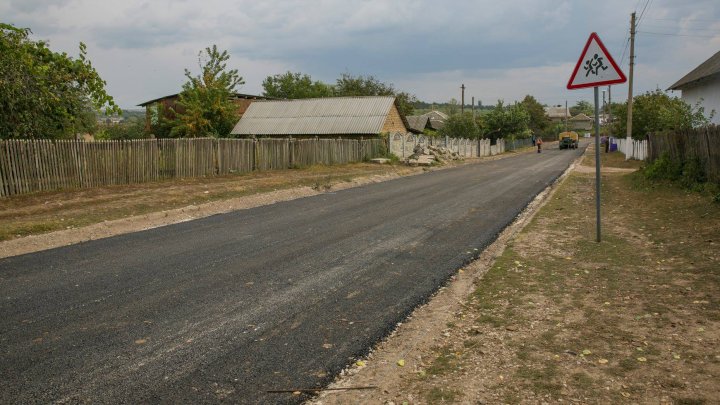 "Хорошие дороги для Молдовы": В 14 селах Глодянского района отремонтировали дороги