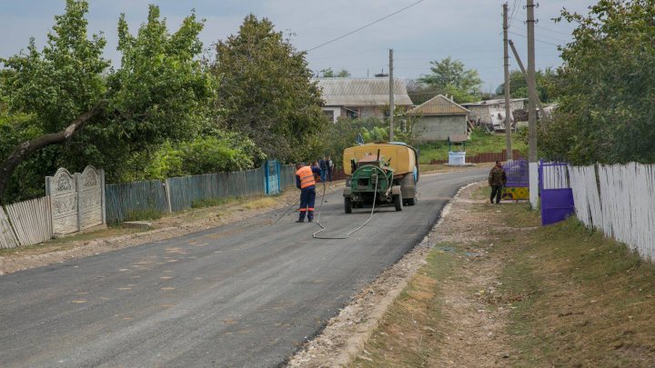 "Хорошие дороги для Молдовы": В 14 селах Глодянского района отремонтировали дороги