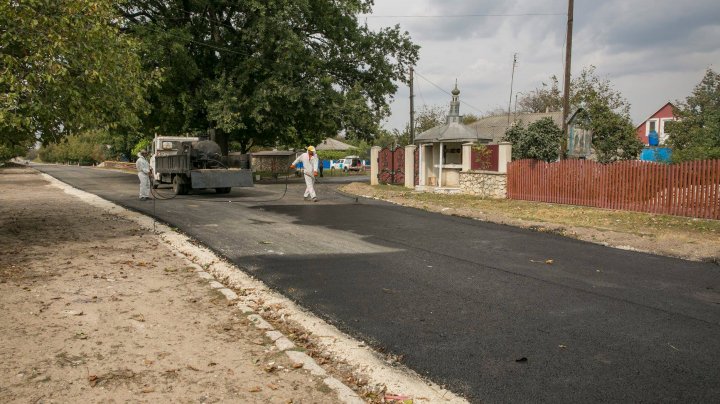 "Хорошие дороги для Молдовы": В 14 селах Глодянского района отремонтировали дороги