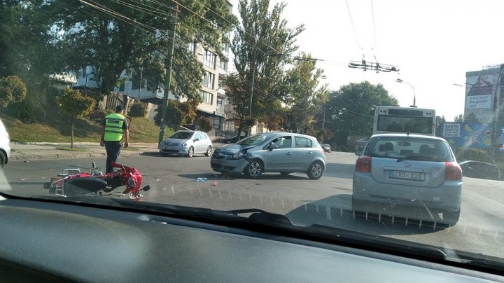 Автомобиль и мотоцикл столкнулись на Рышкановке: фото