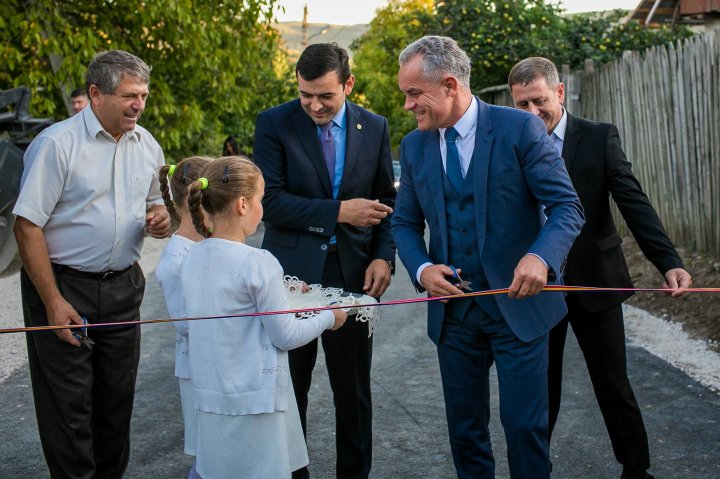 Влад Плахотнюк побывал на открытии отремонтированной дороги в селе Миклеушены: фото