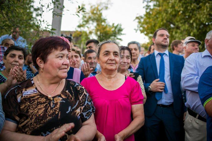 Влад Плахотнюк побывал на открытии отремонтированной дороги в селе Миклеушены: фото