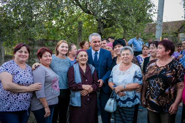 Влад Плахотнюк побывал на открытии отремонтированной дороги в селе Миклеушены: фото