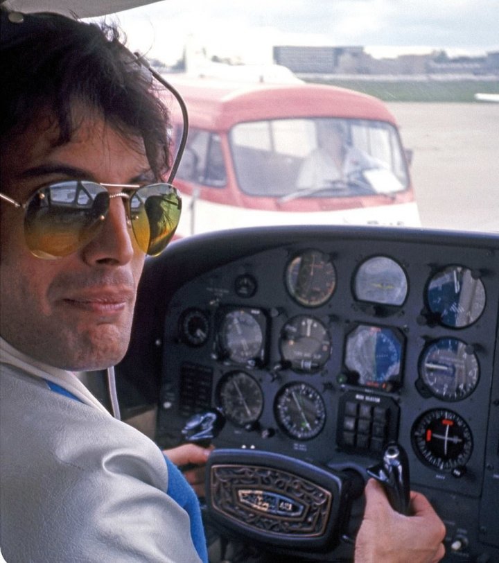 Гитарист Queen опубликовал фото из жизни группы, которые раньше никто не видел