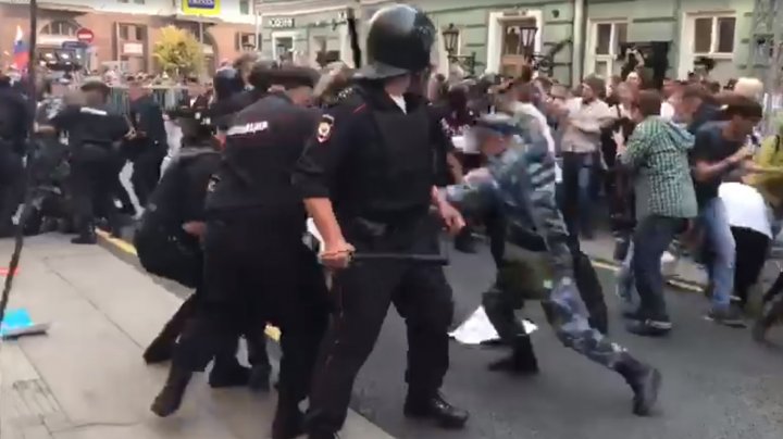 Участников протеста в Москве били дубинками: видео