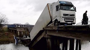 В Приморье автомобильный мост рухнул под большегрузом: видео