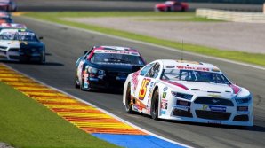 Драматичная концовка на этапе автомобильной серии НАСКАР в Мартинсвилле