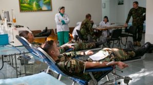 Военнослужащие приняли участие в кампании Минздрава и сдали кровь (фото)