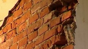 На жителя Комрата рухнула стена склада: мужчина в тяжелом состоянии в больнице