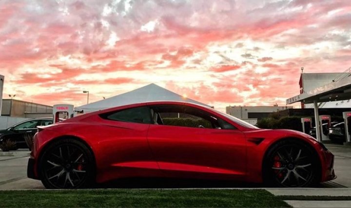 В Сети показали новый спорткар Tesla Roadster