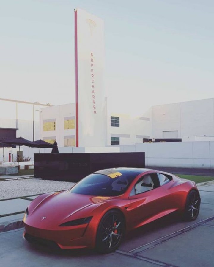 В Сети показали новый спорткар Tesla Roadster