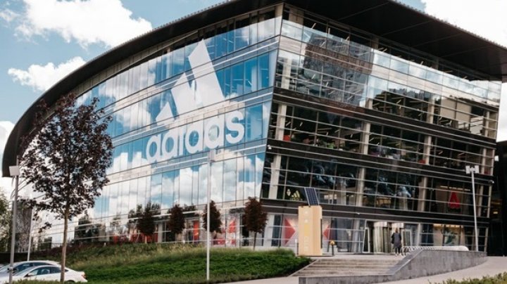 Adidas отозвал детскую коллекцию одежды из-за опасных нашивок