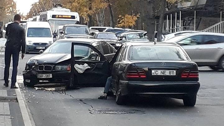 „BMW” и „Mercedes” столкнулись в центре Кишинёва: фото