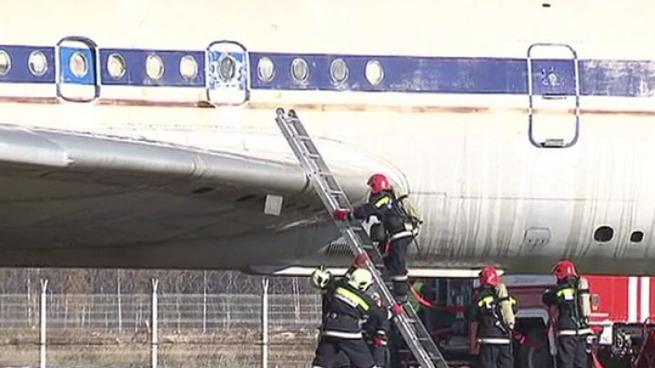 В Домодедово пассажиров горящего самолета спасли через иллюминаторы