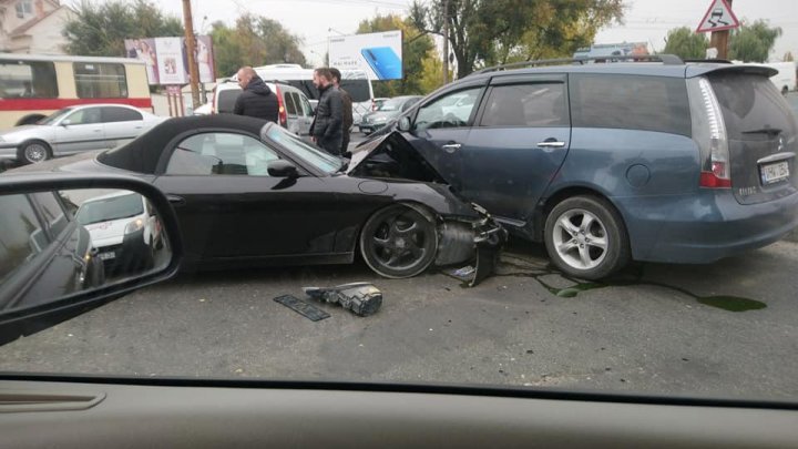 "Porsche" разбился всмятку в результате ДТП в столице: видео