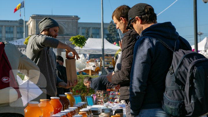 День города Кишинев: в центре и секторах весь день работают выставки и ярмарки (фоторепортаж)