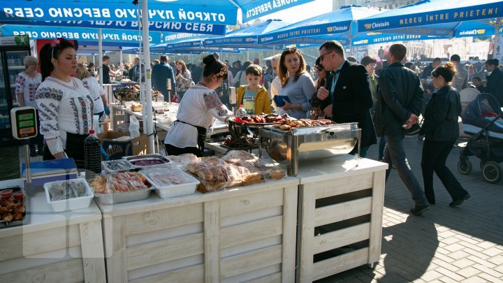 День города Кишинев: в центре и секторах весь день работают выставки и ярмарки (фоторепортаж)