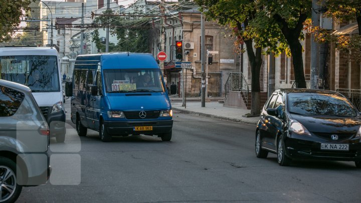 На улице Букурешть восстановили двустороннее движение, но не сняли запрещающие знаки