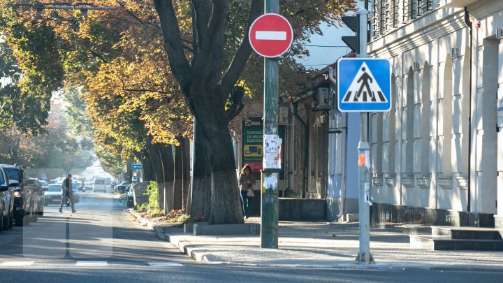 На улице Букурешть восстановили двустороннее движение, но не сняли запрещающие знаки