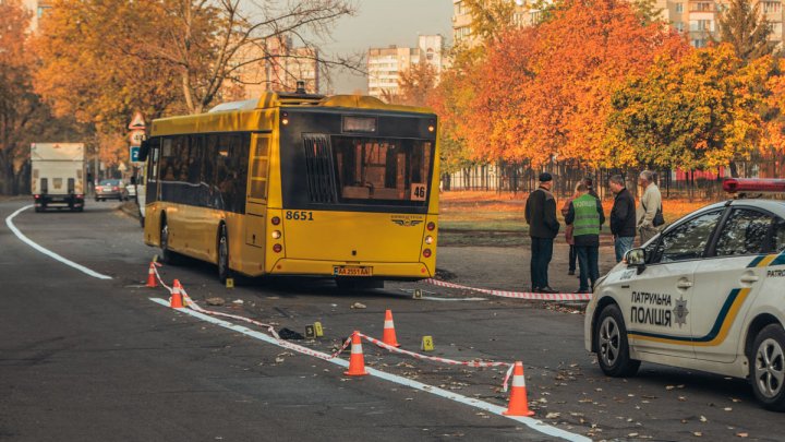 В Киеве автобус переехал избитого мужчину, лежавшего на дороге