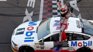 Кевин Харвик выиграл этап американской серии автогонок НАСКАР