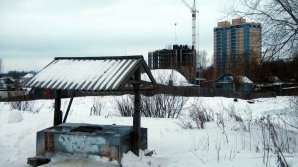 Жители многоэтажки города Фрунзе уже более 20 лет набирают воду в колодце