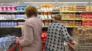 В Иркутске грузовик пробил стену супермаркета, есть пострадавшие: видео