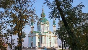 В Киеве бросили «коктейли Молотова» в Андреевскую церковь, пострадал священник