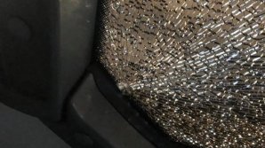 Неизвестный выстрелил по окнам двух троллейбусов: пострадавших нет (фото)