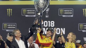 Гонщик Джоуи Логано впервые в карьере стал чемпионом NASCAR