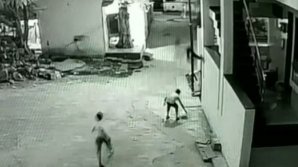 Мальчик чудом выжил, упав 12-ти метровой высоты на спину другу