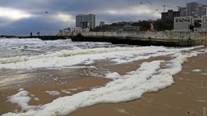 Одесские пляжи окутала необычная пена