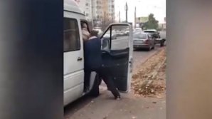 Пассажиры столичной маршрутки настолько набились, что дверь пришлось закрывать прохожему