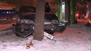 ДТП на Ботанике: автомобиль сбил мужчину, ожидавшего общественный транспорт на остановке (фото)