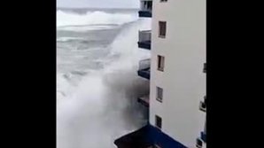 На Тенерифе гигантские волны смыли балконы многоквартирного дома