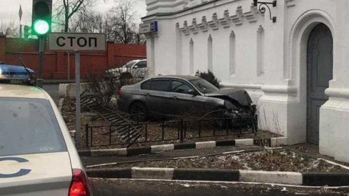 В Москве водитель на BMW врезался в забор храма Иоанна Богослова