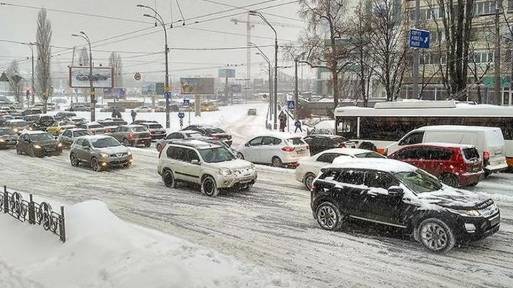 Снегопад в Киеве стал причиной массовых ДТП и транспортного коллапса 