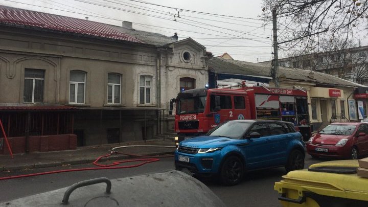 В центре столицы загорелась крыша двухэтажного здания 