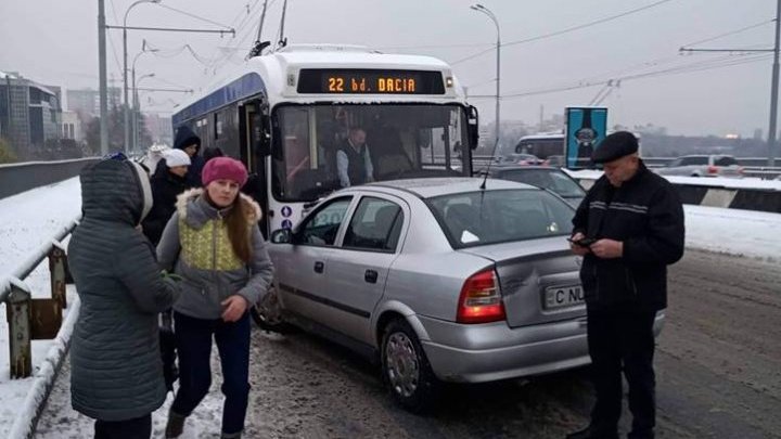 На Ботанике лоб в лоб столкнулись легковушка и троллейбус