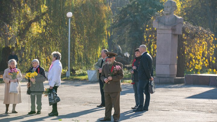 События Октябрьской революции вспоминали в Кишиневе у памятника Ленина: фоторепортаж