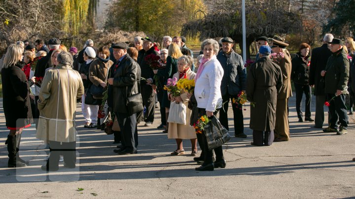 События Октябрьской революции вспоминали в Кишиневе у памятника Ленина: фоторепортаж