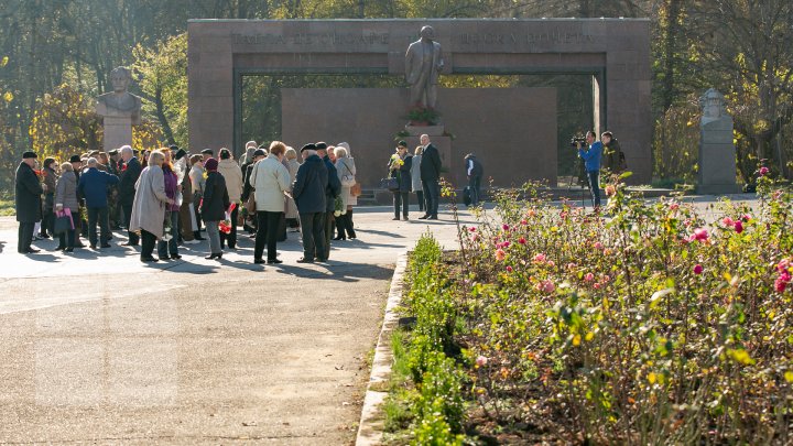 События Октябрьской революции вспоминали в Кишиневе у памятника Ленина: фоторепортаж