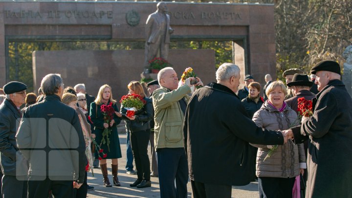 События Октябрьской революции вспоминали в Кишиневе у памятника Ленина: фоторепортаж