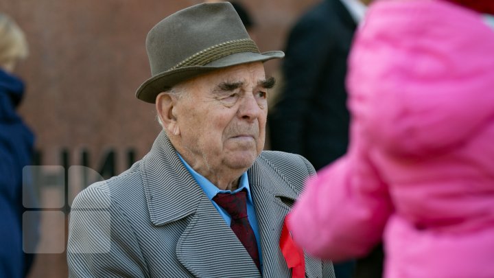 События Октябрьской революции вспоминали в Кишиневе у памятника Ленина: фоторепортаж