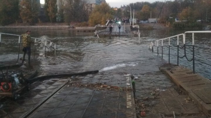 Более 200 человек эвакуированы с острова в Ростове-на-Дону из-за обрушения моста: видео