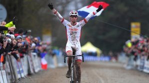 Голландский велогонщик выиграл шестой этап Кубка мира по велокроссу