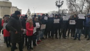 Свыше 300 человек вышли на акцию протеста к мэрии Бельц