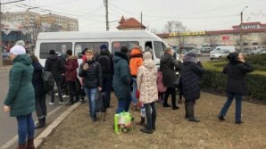 Водитель столичной маршрутки потерял сознание и врезался в бордюр